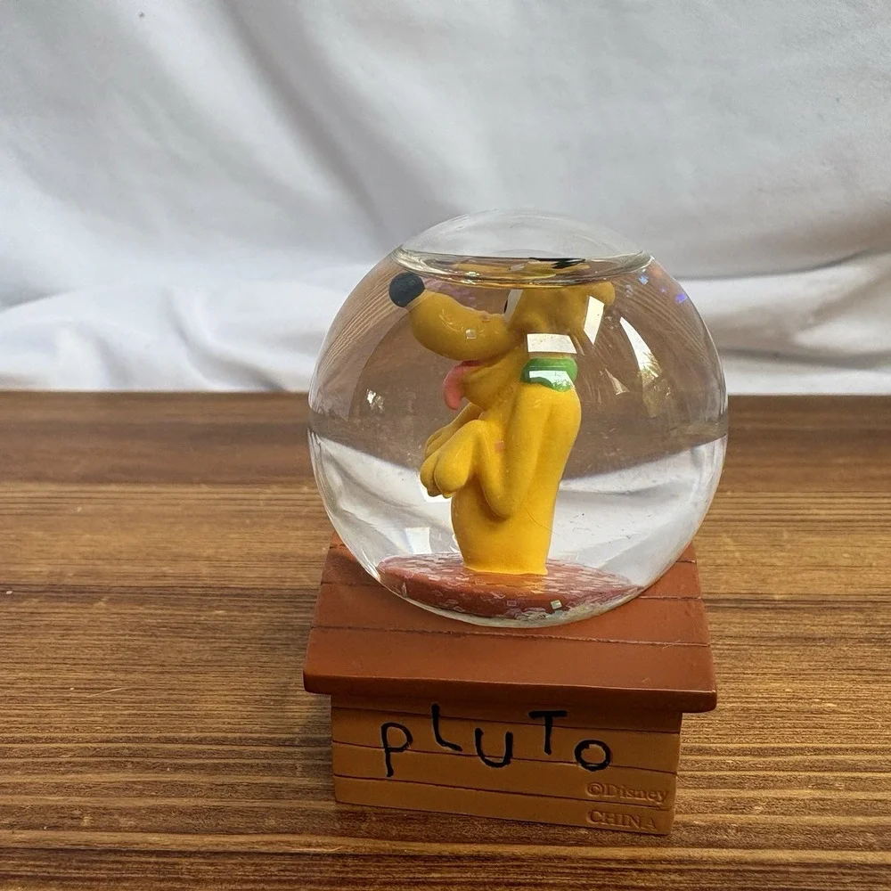 Disney Pluto Snow Globe Doghouse Mini Water Globe Figurine Collectible 2.5